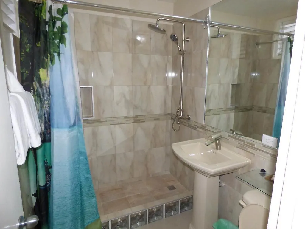 Beach One Bedroom Suite A29 Ocho Ríos Appartement